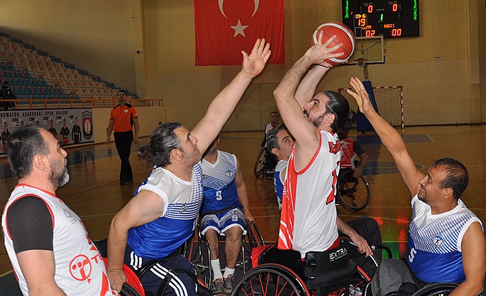 Engelliler Baskette "Adana Derbisi"