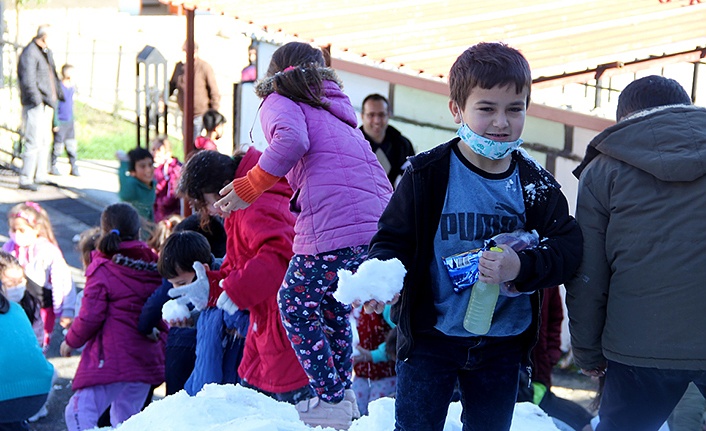 Karaisalı'da Öğrencilerin Kar Sevinci