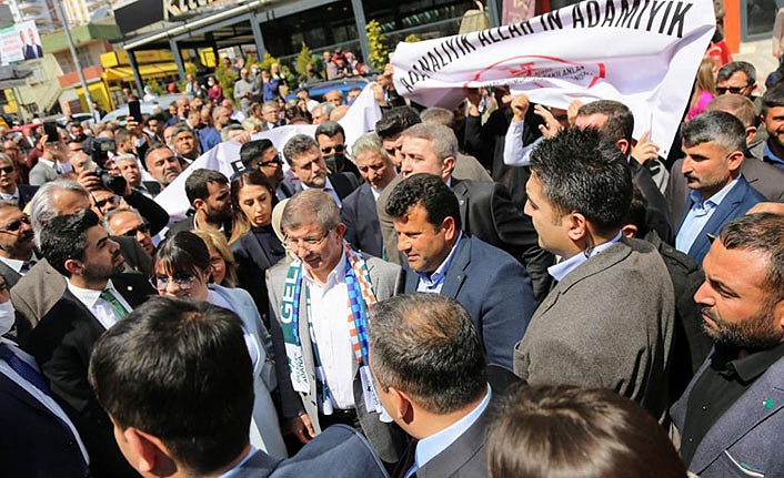 Adana Davutoğlu’nu coşkuyla Karşıladı
