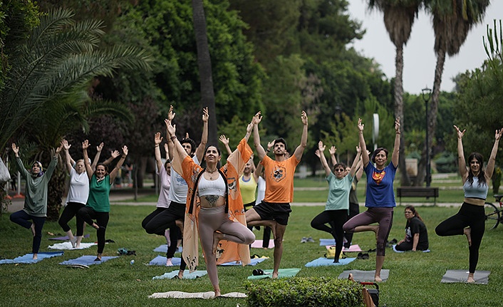 Adana Büyükşehir'den parklarda "Yoga"