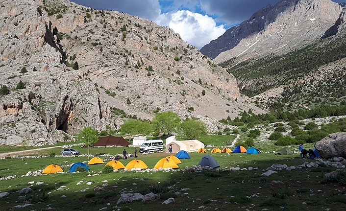 ÇÜ'lü Öğrenciler Ders için kamp kurdu
